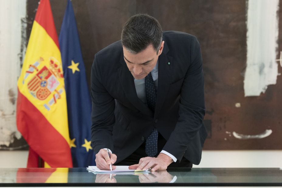 Pedro Sánchez ofrece por carta ayuda a Ayuso y le pide una reunión en la Puerta del Sol