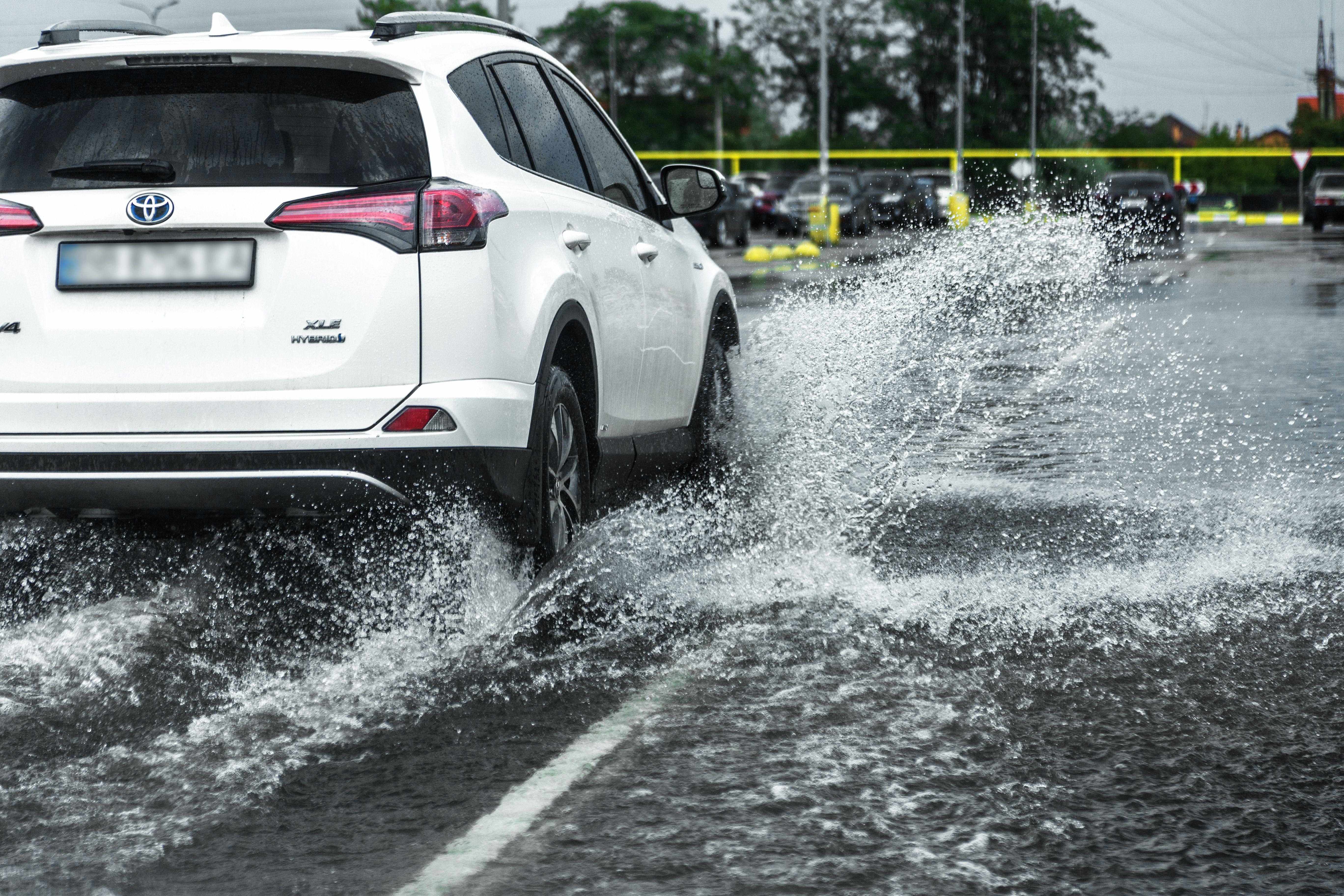 Lo que nunca debes hacer al conducir con lluvia