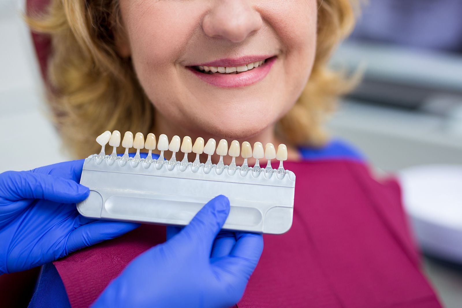 Qué puede y qué no debería hacerte un higienista dental