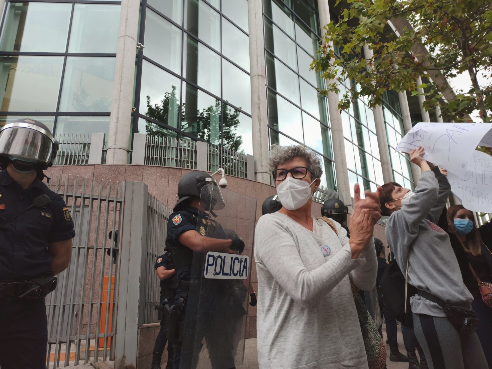 Primeras horas de restricciones en barrios de Madrid: "Esto es indignante, no entendemos nada"