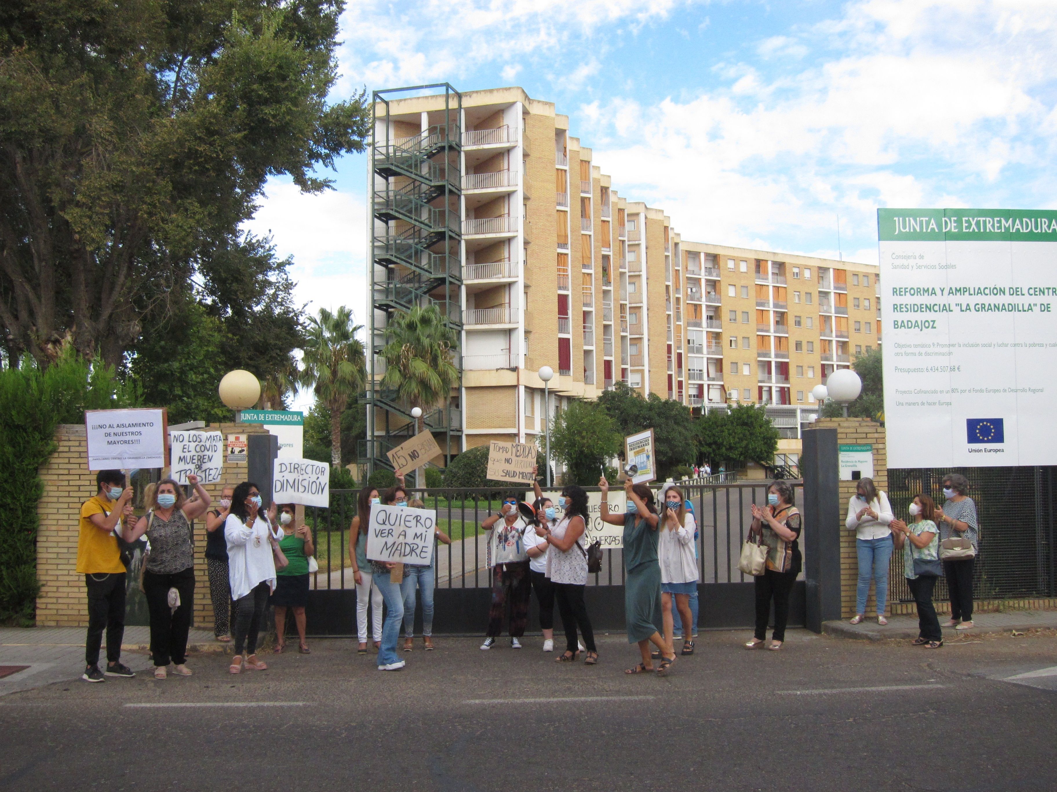 Concentración en una residencia de mayores de Badajoz para reclamar más días de visita