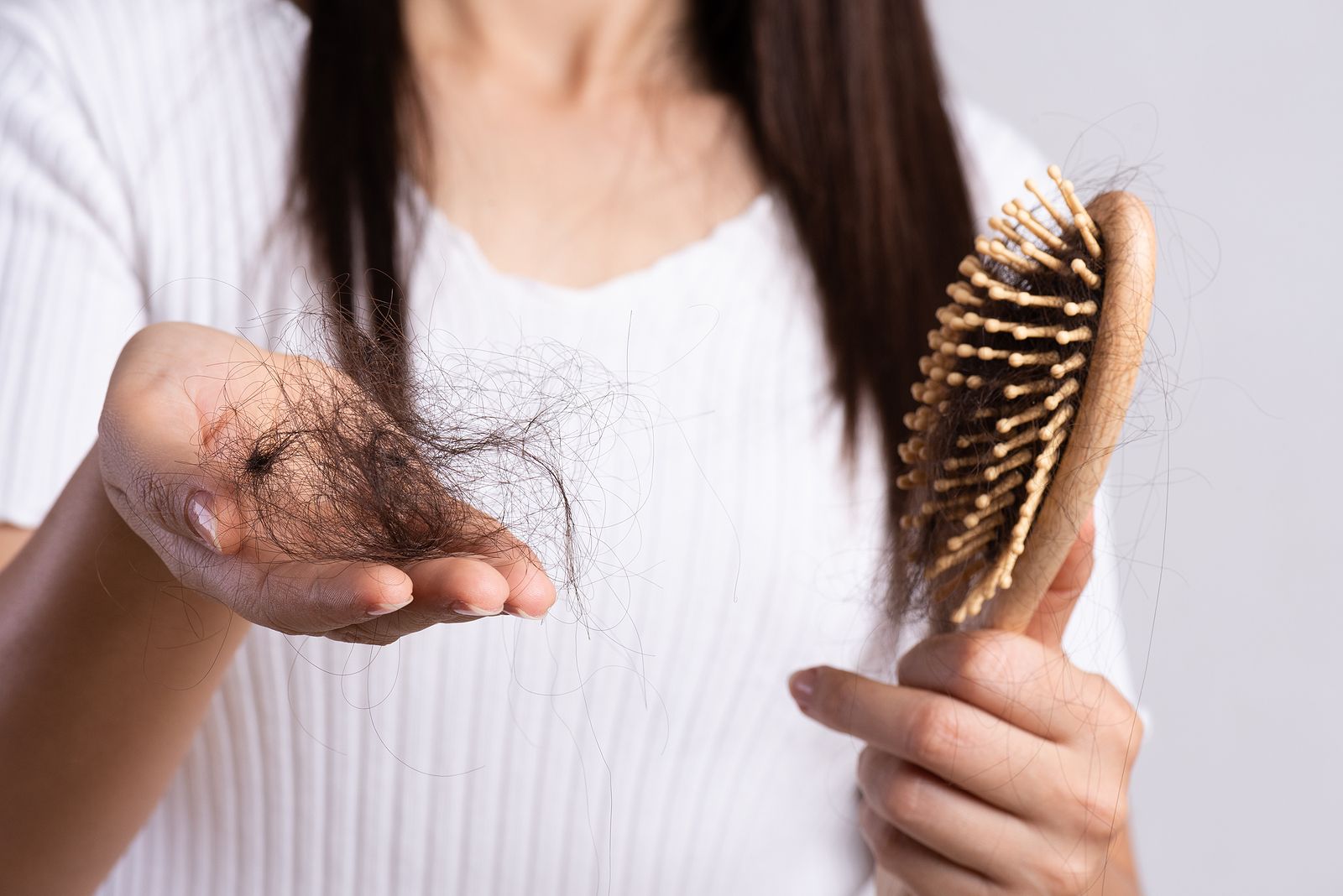 ¿Por qué se nos cae más el pelo en otoño? Causas y soluciones para este problema