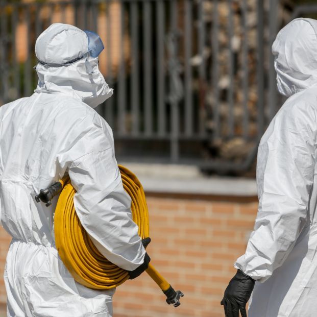 europapress 2737835 dos militares ume preparan material minutos antes entrar residencia 1 621x621