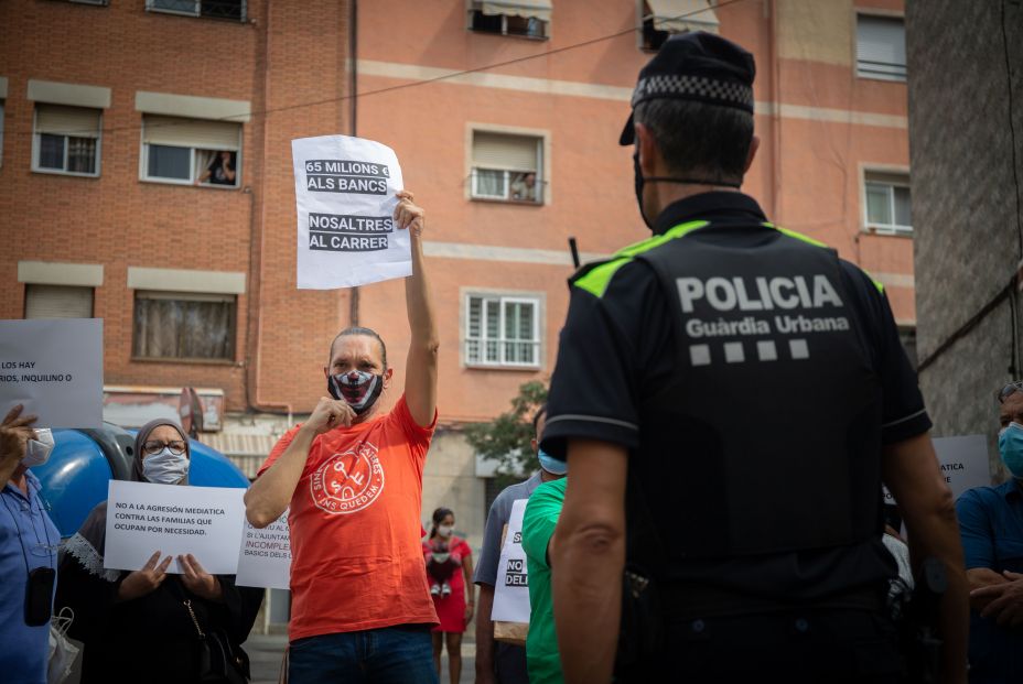EuropaPress 3323418 miembros stop desahucios acuden visita realizado alcalde badalona barcelona