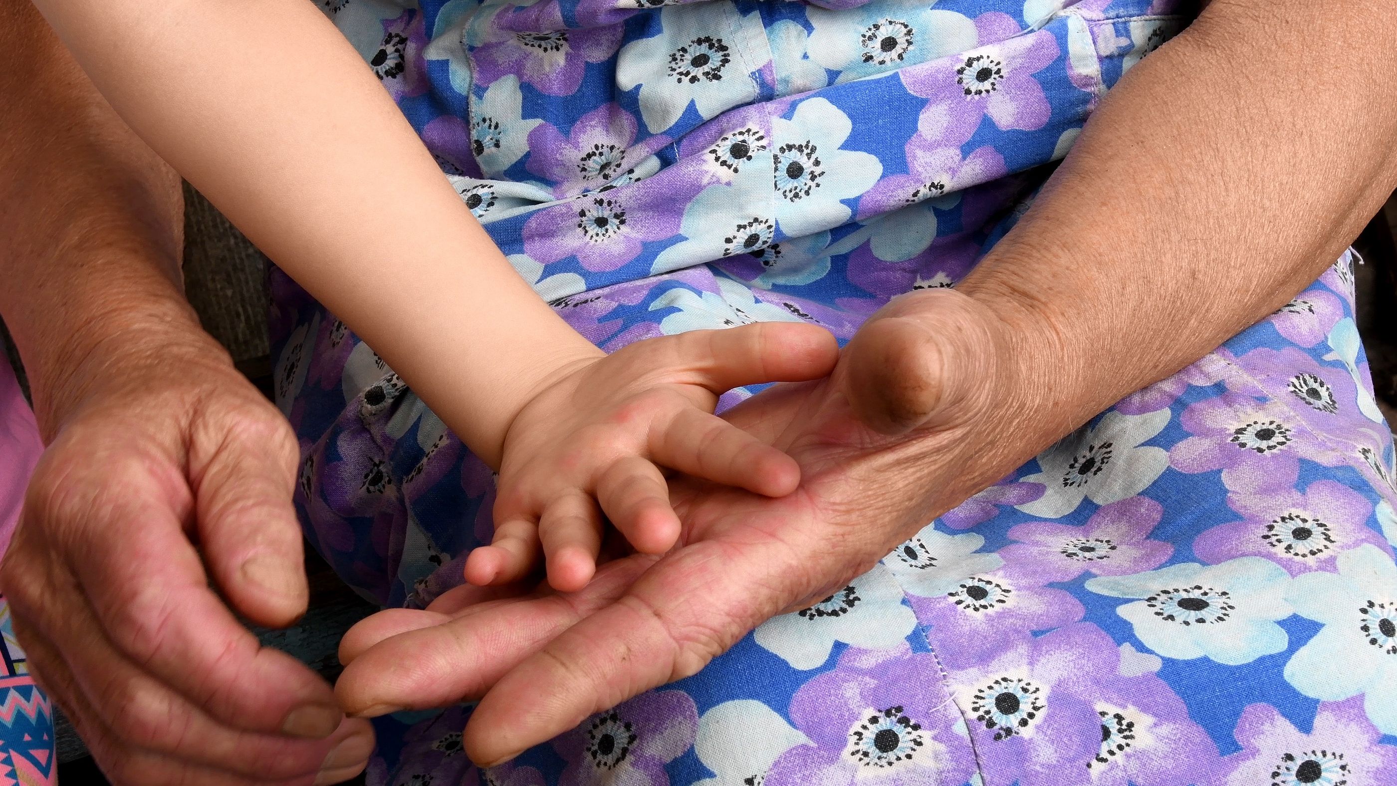 Cuidado de menores en edad escolar: los hombres 'desaparecen' y entran en acción las abuelas