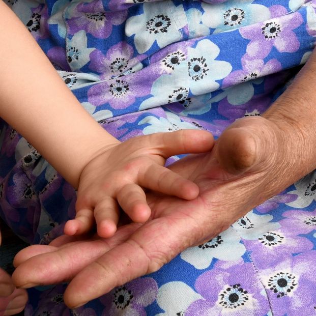 Cuidado de menores en edad escolar: los hombres 'desaparecen' y entran en acción las abuelas