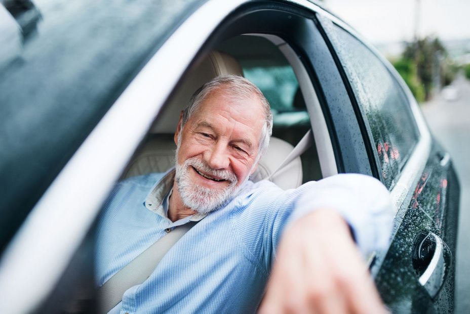 El Fiscal que quiere la 'M' para conductores mayores: "¿Los que llevan la 'L' están estigmatizados?"