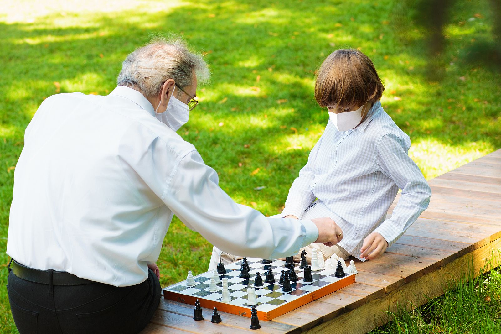 Abuelos de España avisan de que se están "jugando la vida" cuidando de sus nietos