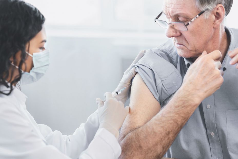 La vacuna de Moderna contra el coronavirus activa una inmunidad fuerte en personas mayores