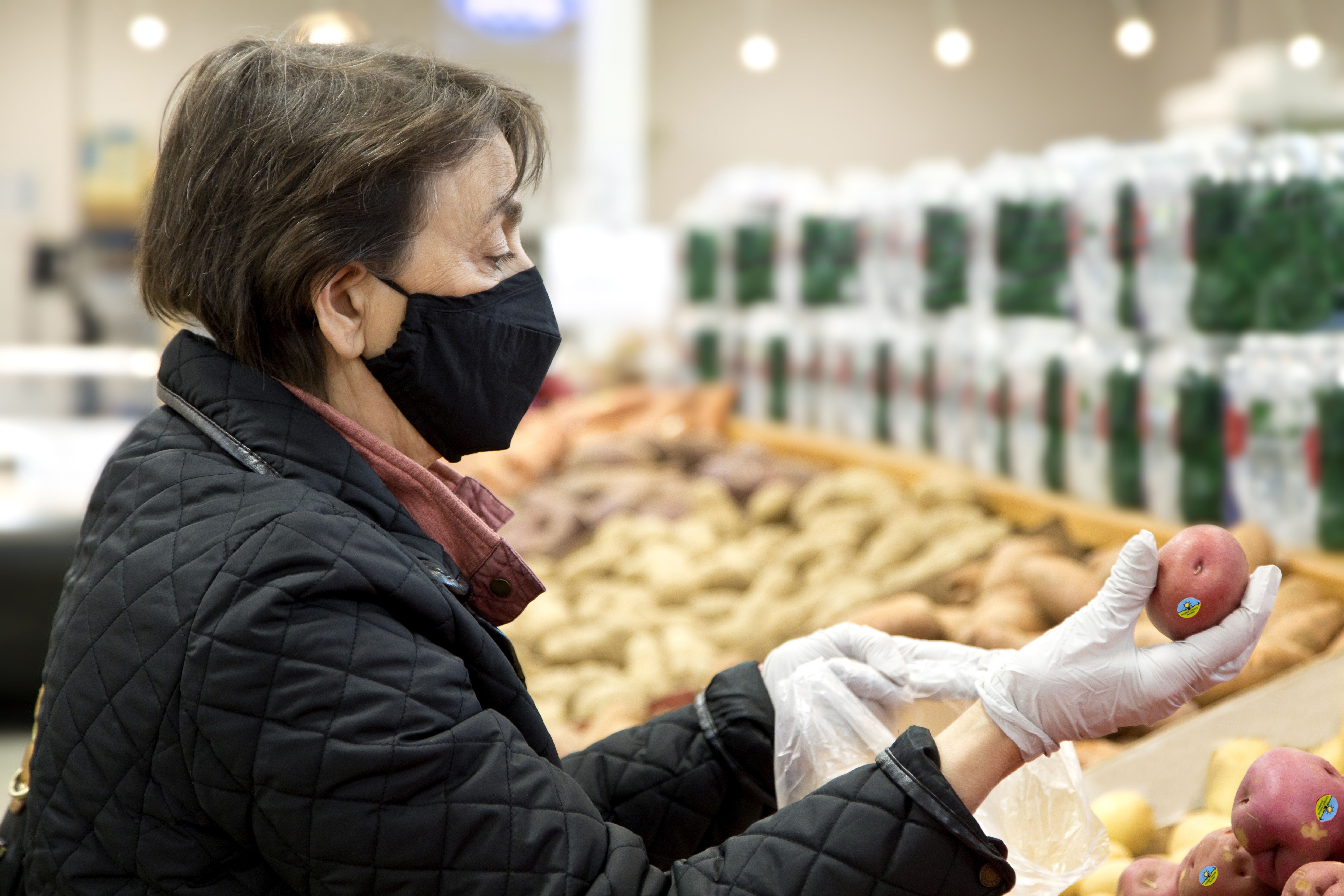 Los mayores, los clientes que más valoran las medidas de seguridad e higiene de Carrefour