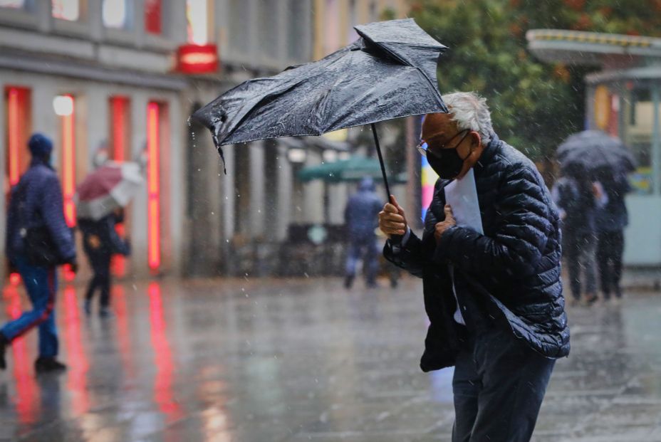 EuropaPress 3352851 persona camina centro capital jornada marcada lluvias bajada temperaturas