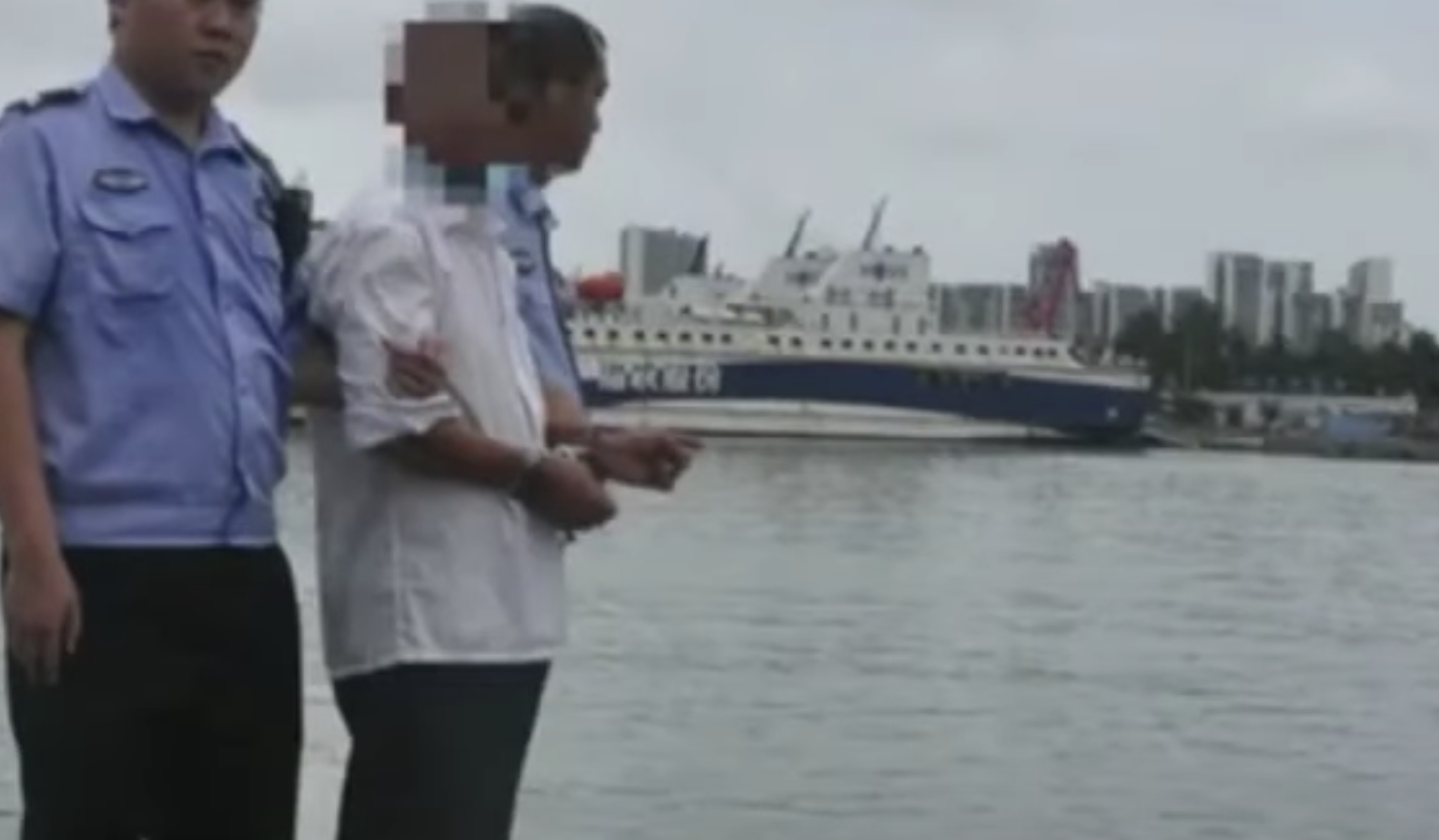 Estremecedor vídeo: Un hombre empuja a su hijo con discapacidad al mar para cobrar el seguro