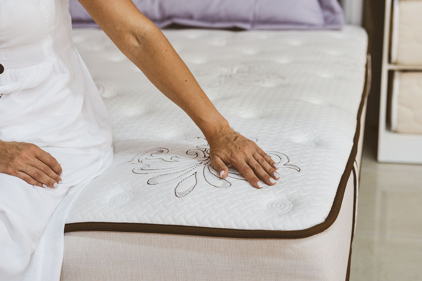 https://www.65ymas.com/uploads/s1/44/42/96/bigstock-woman-testing-mattress-in-furn-383551499.jpeg