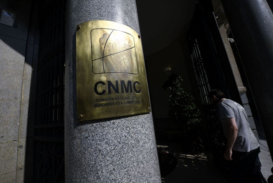 La CNMC quiere que las comercializadoras de luz y gas envíen por escrito sus ofertas telefónicas