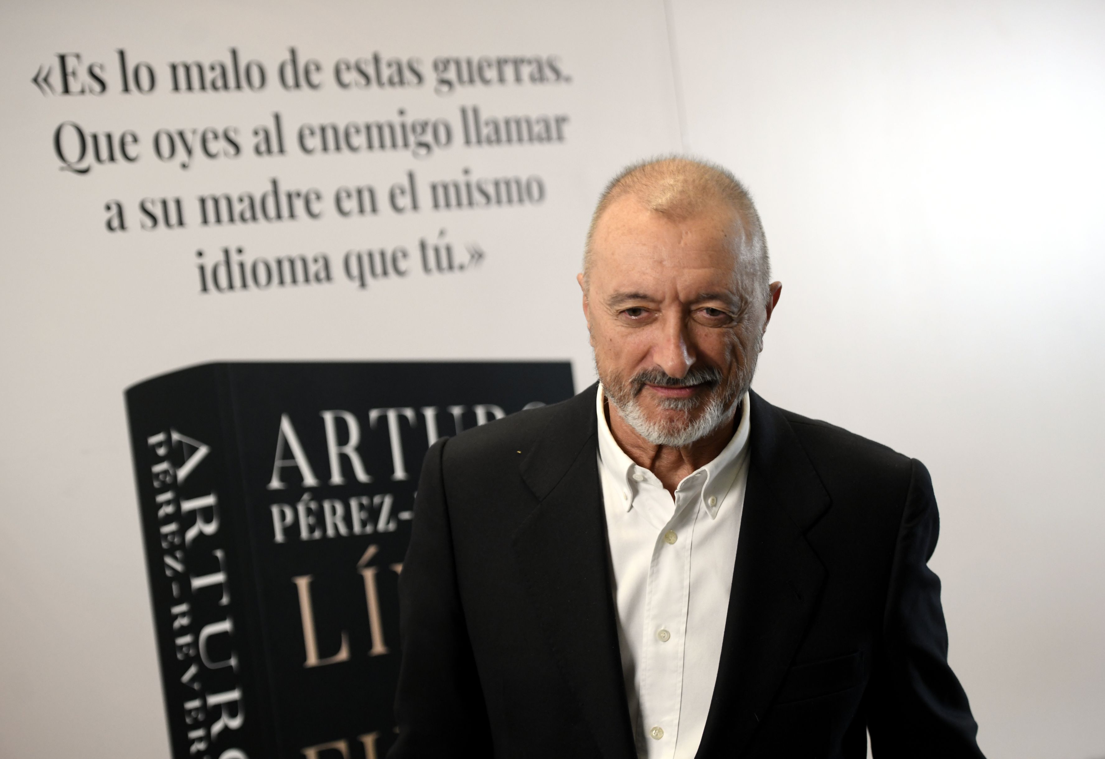 Arturo Pérez-Reverte: "Los políticos han reabierto la Guerra Civil española"