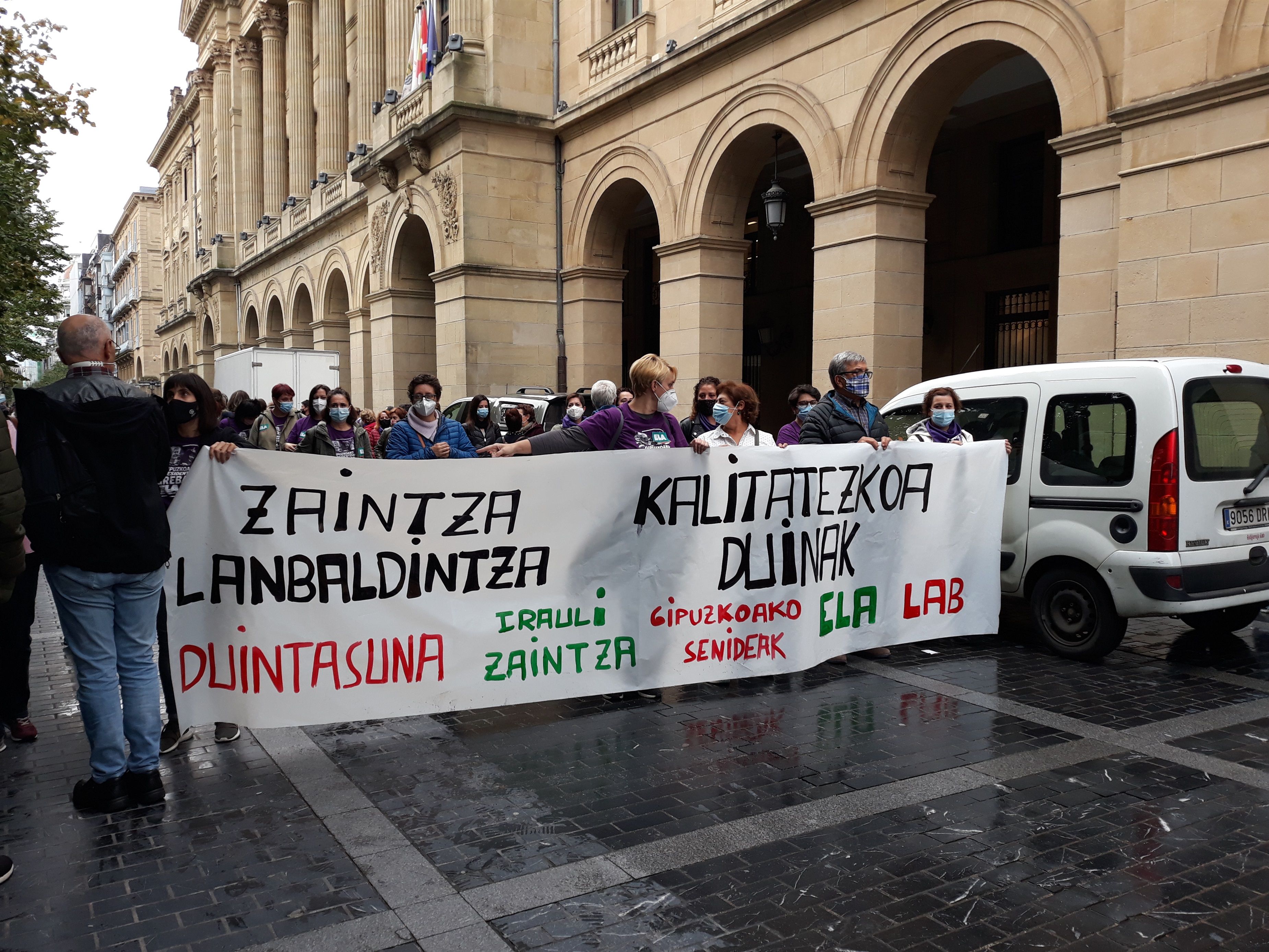 Cientos de personas piden "cuidados de calidad y condiciones dignas" en residencias de Guipúzcoa