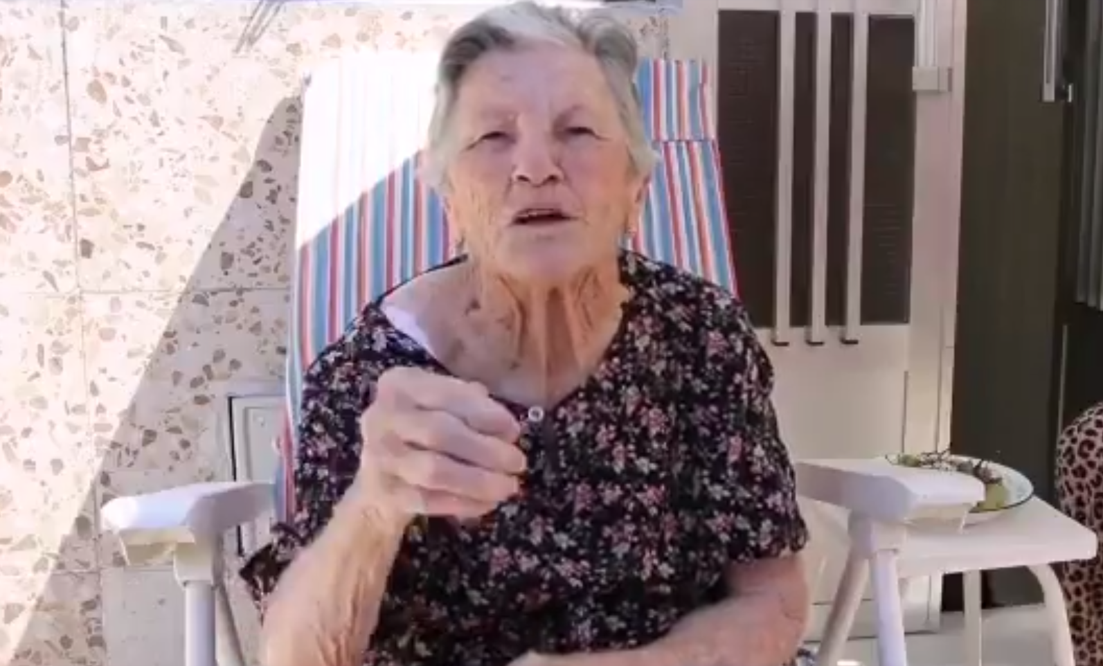 Una abuela de 88 años graba un vídeo para ayudar a su nieto a encontrar trabajo