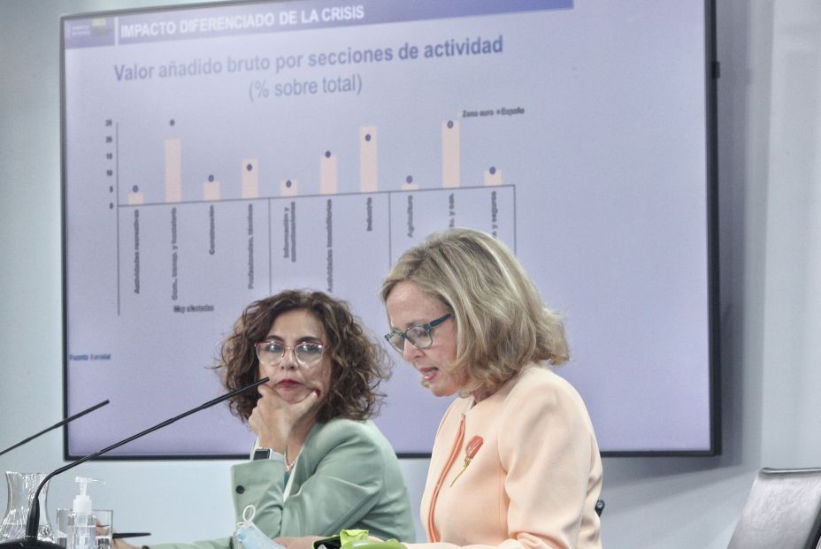 Las ministras portavoz y de Hacienda, María Jesús Montero, y de Economía, Nadia Calviño.