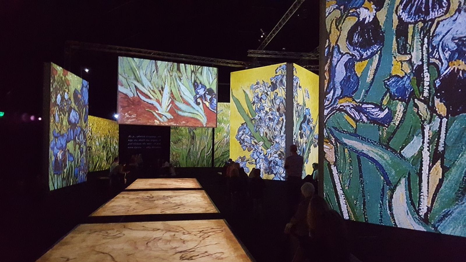 Una de las galerías de la exposición con pinturas de Van Gogh (Creative Commons)