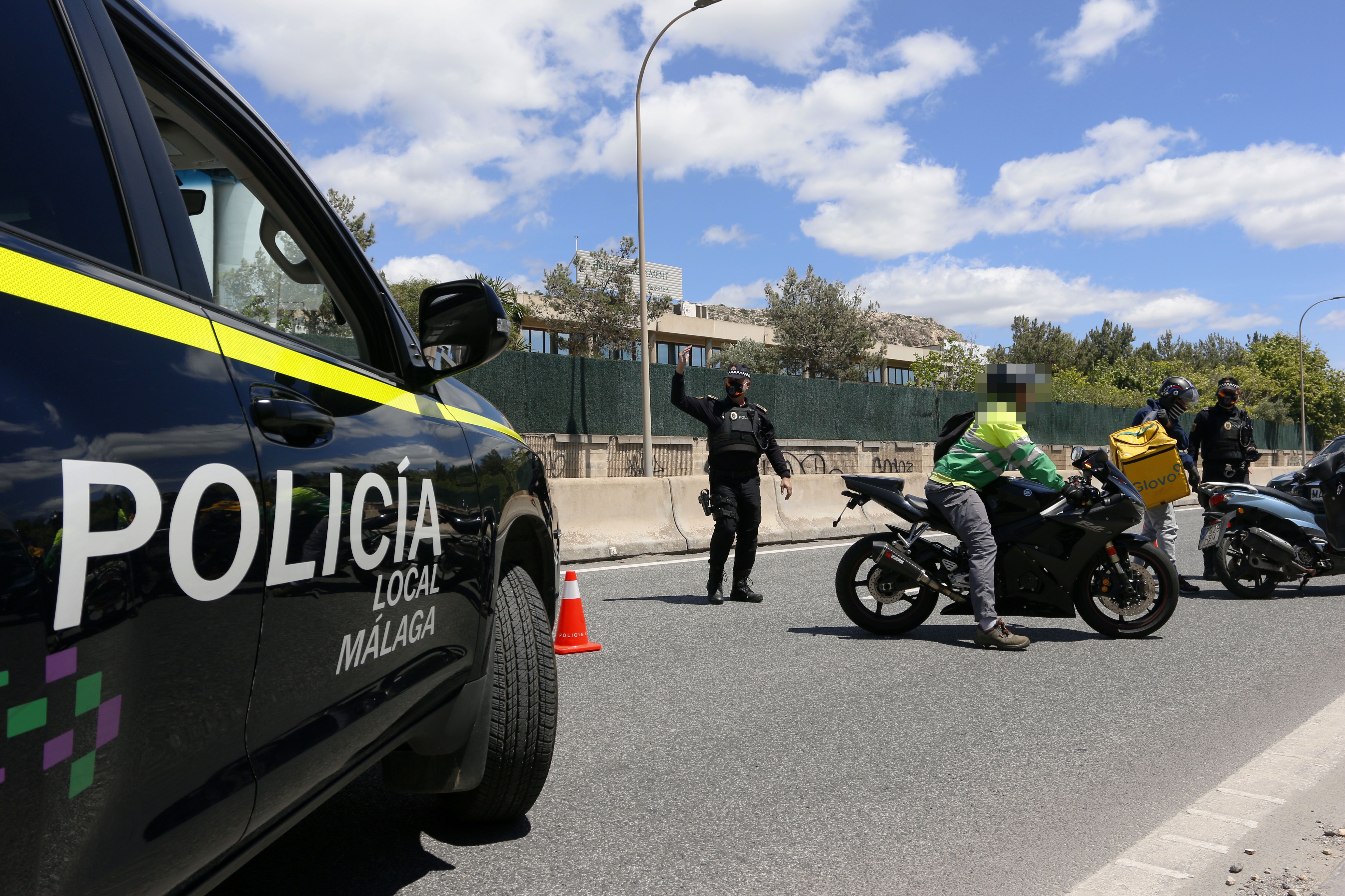 EuropaPress 2963778 policia local malaga realiza controles carreteras cara puente mayo