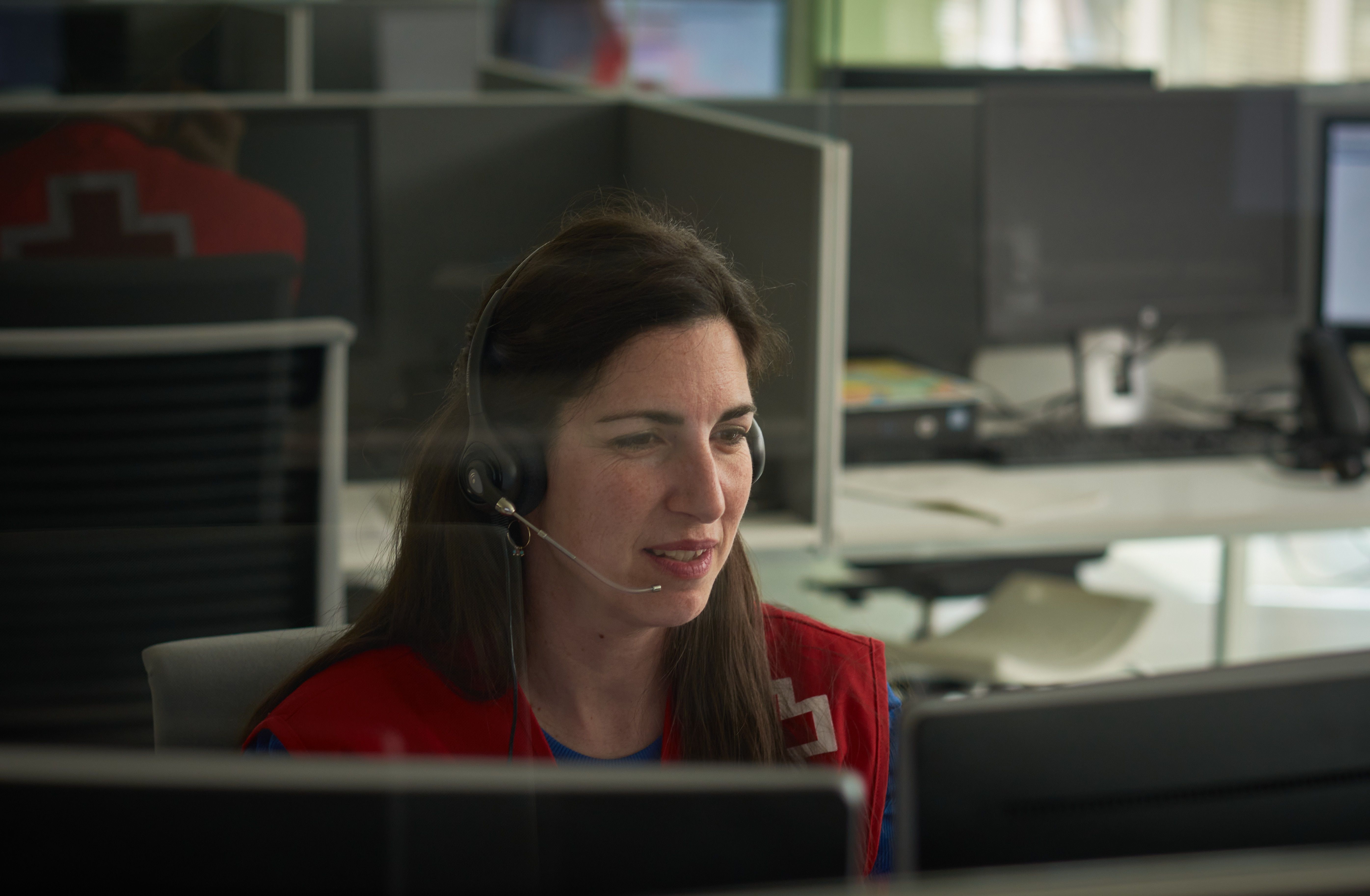 El 68% de las llamadas al servicio de apoyo psicosocial de Cruz Roja en la crisis son de mujeres. Foto: Europa Press 