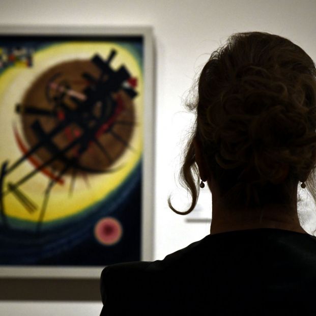 EuropaPress 2452964 mujer frente obra wassily kandinsky ovalo claro 1925 exposicion bauhaus