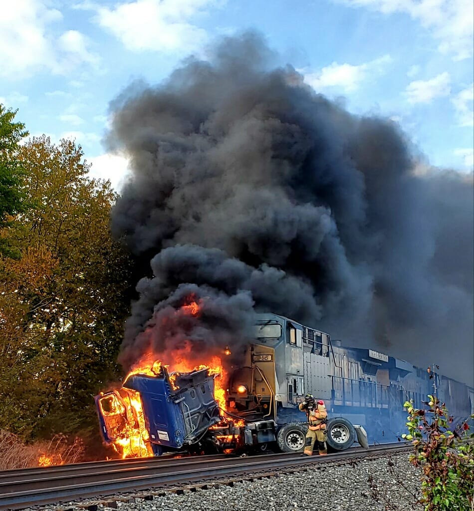 Vídeo del brutal choque de un tren con un camión atrapado en las vías: "¡Oh, Dios mío!"