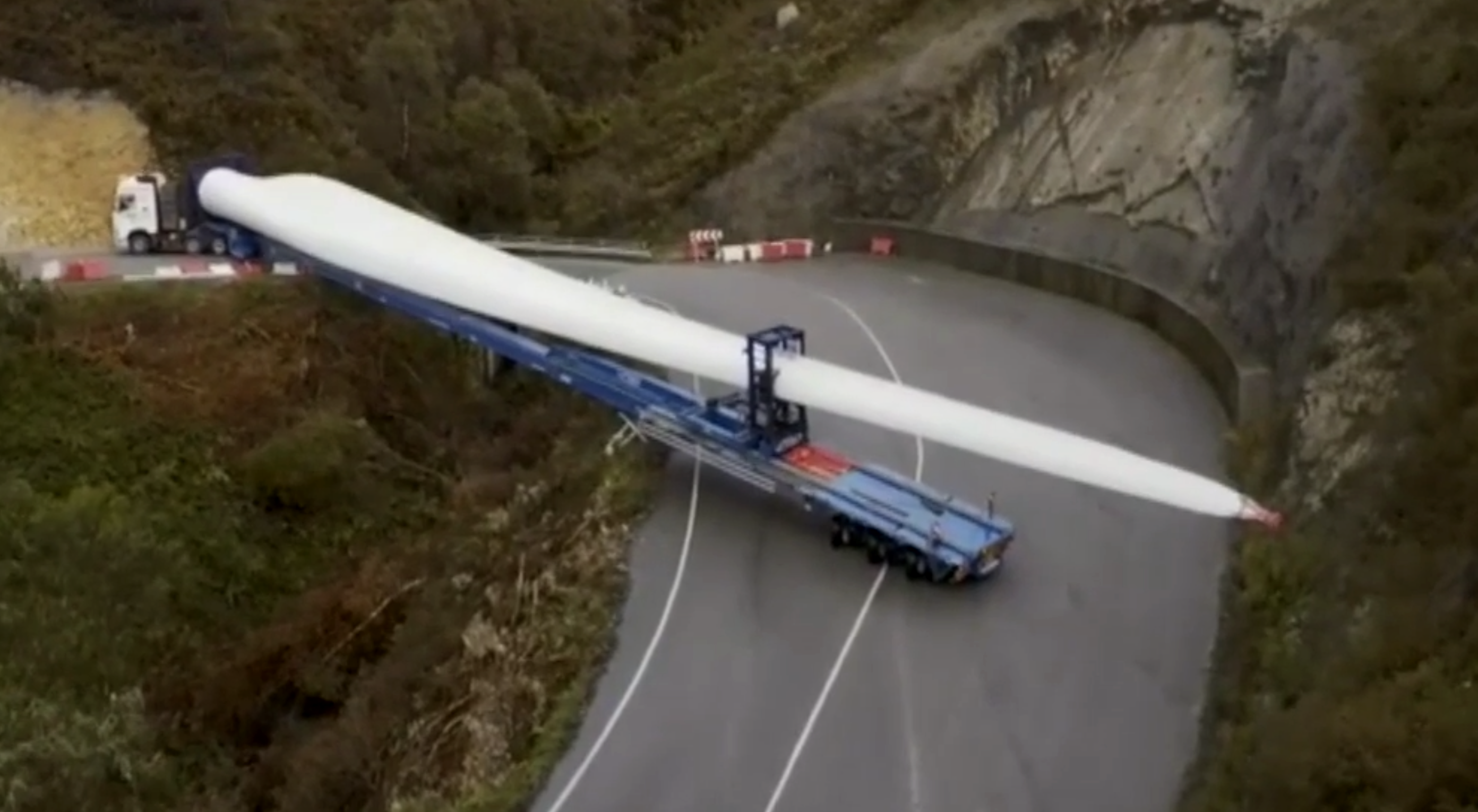 VÍDEO: El complicado y espectacular traslado en camión de las palas de un aerogenerador