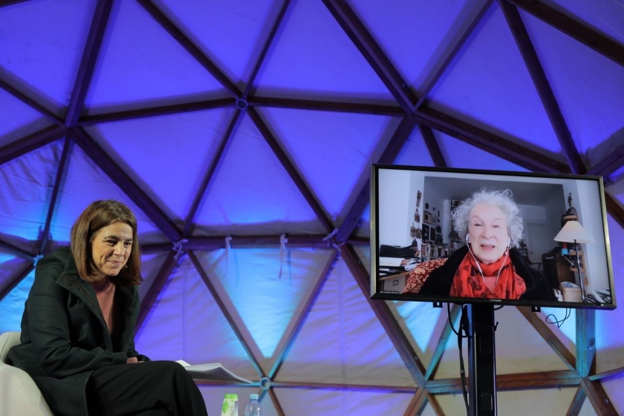 Anna Guitart conversa novelista canadiense Margaret Atwood . Foto: Europa Press