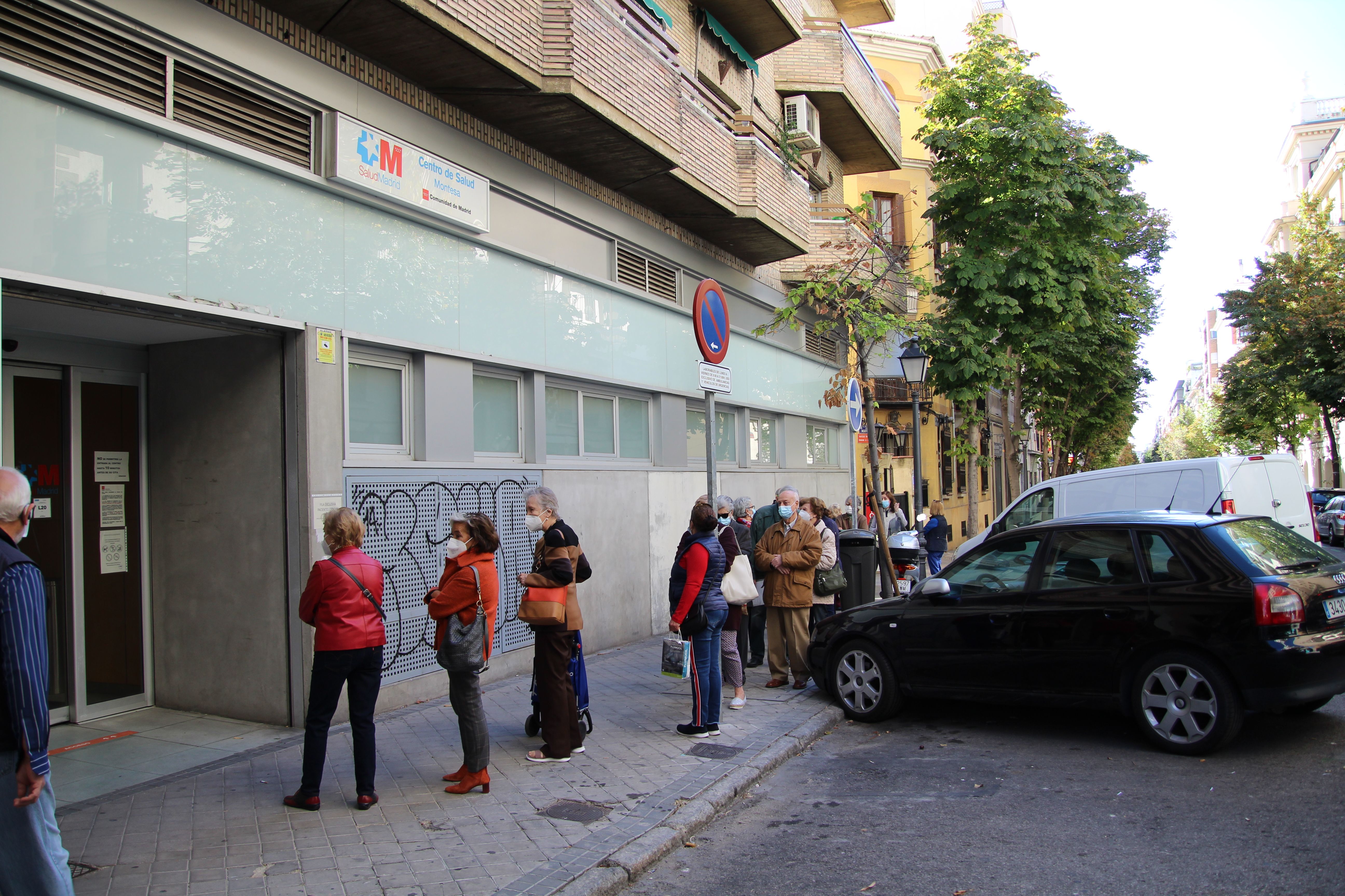 Colas para pedir cita en el primer día de vacunación de la gripe: "El teléfono está colapsado"