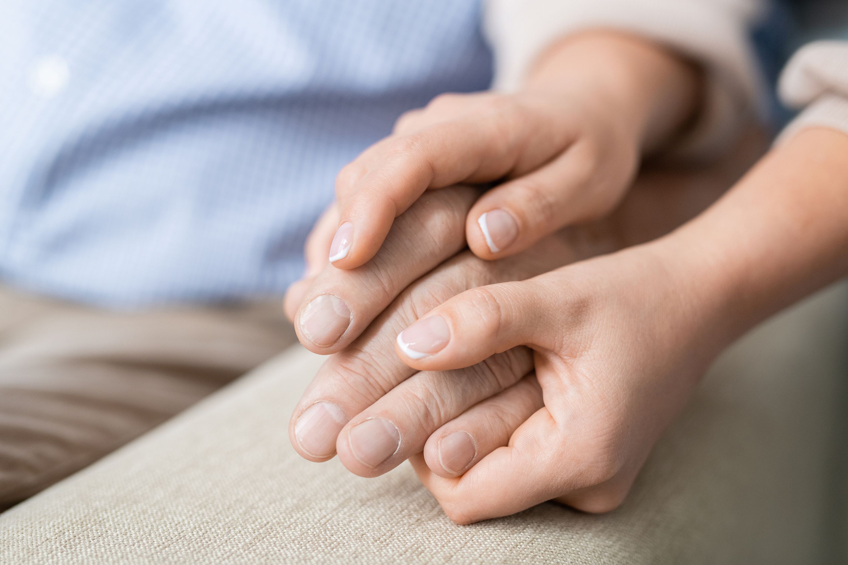 El significado de las marcas blancas que aparecen en las uñas