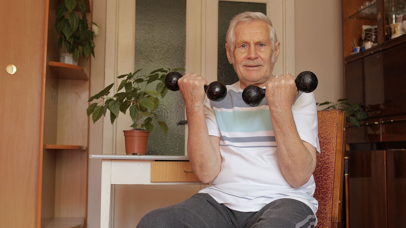 ¿Ejercicio físico mientras vemos la televisión? Sí, es posible y a cualquier edad