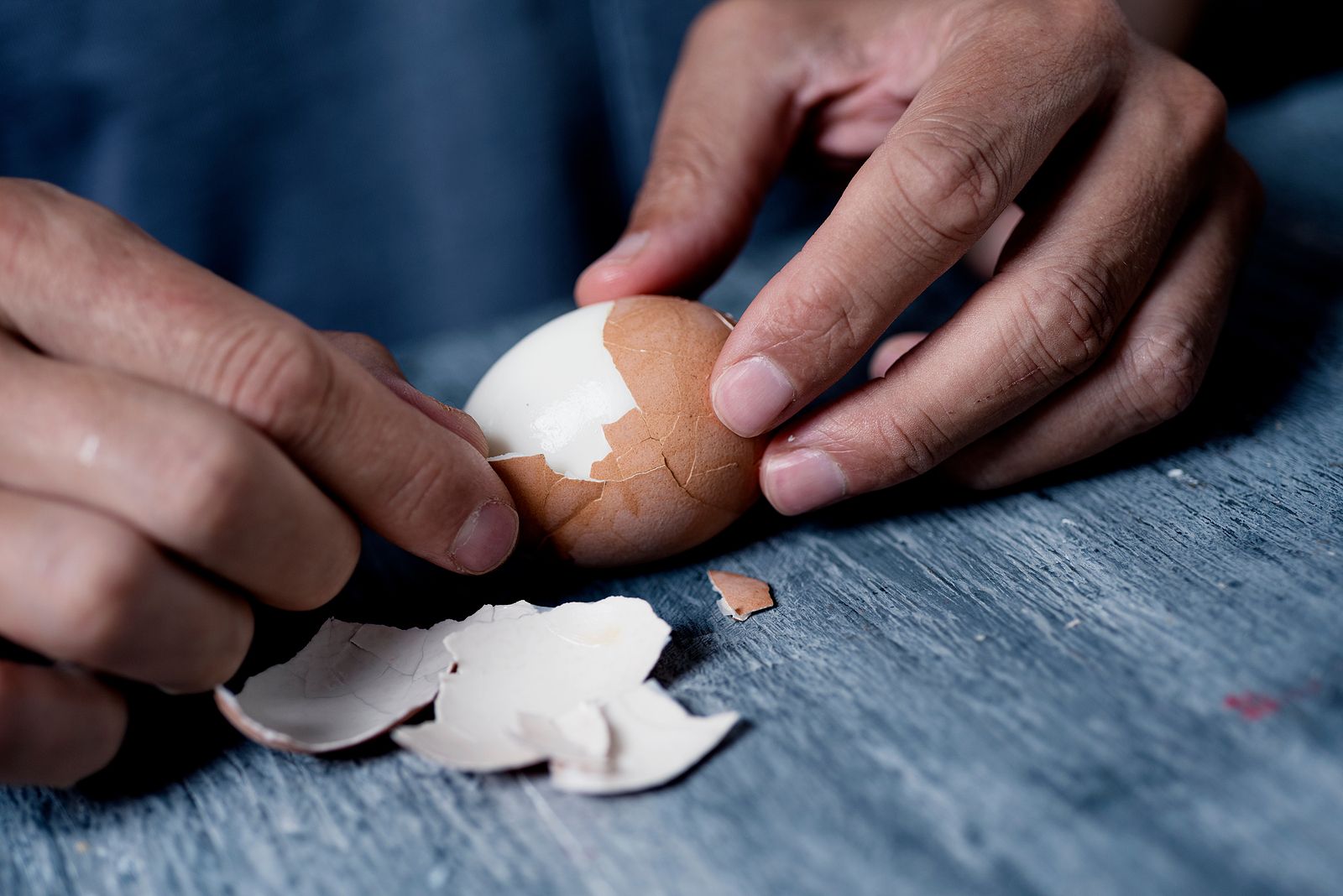 La razón por la que a veces cuesta tanto pelar el huevo cocido