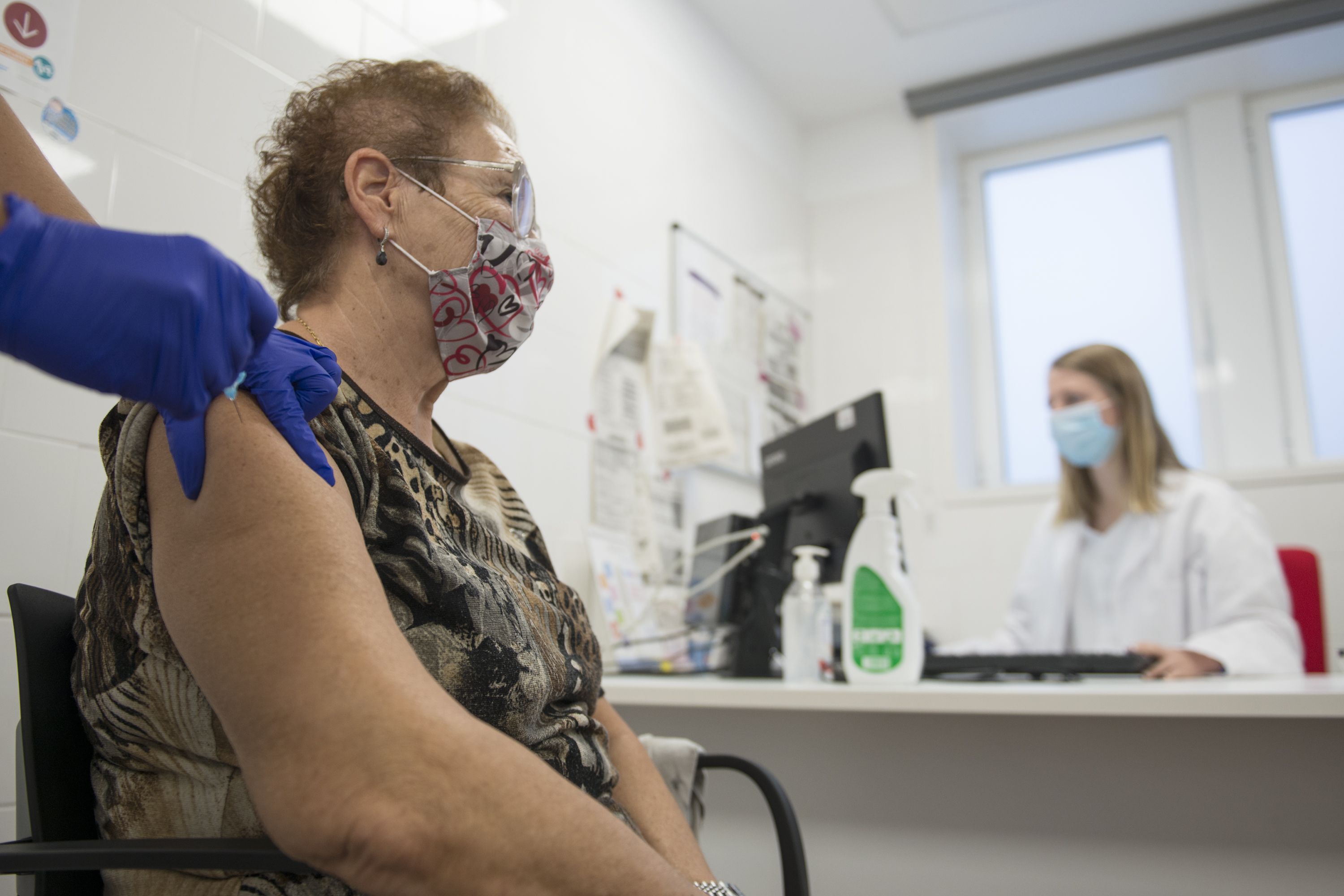 ¿Quién debe vacunarse de la gripe en España?