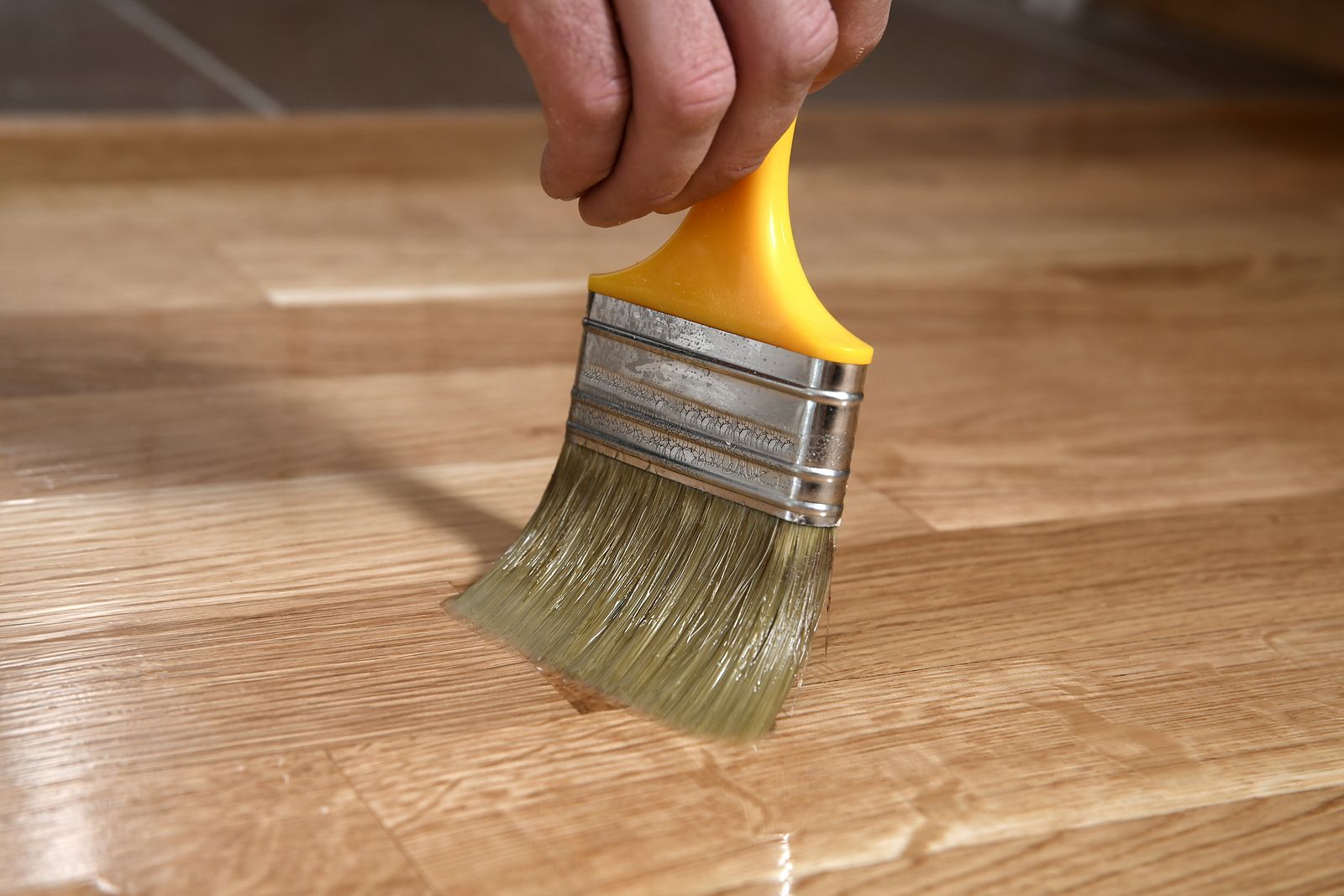 Reparador Restaurando El Viejo Suelo De Madera De Parquet Foto de