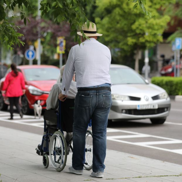 EuropaPress 3053647 hombre pasea persona edad avanzada silla ruedas franja horaria permitida