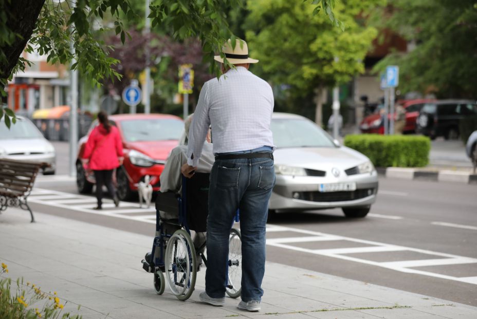 EuropaPress 3053647 hombre pasea persona edad avanzada silla ruedas franja horaria permitida