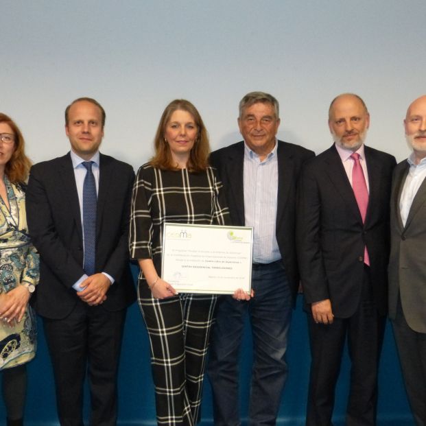 De izquierda a derecha: María Antonia Mora, concejala de desarrollo local y festejos del Ayuntamiento de Torrelodones, Guzmán Bordallo, director de zona de Sanitas Mayores, Eva María Gandul, directora de Sanitas Residencial Torrelodones, Juan Manuel Martínez, presidente de Ceoma; Pedro Sánchez Soro, director de Operaciones de Sanitas Mayores; y Pedro Cano, director de Innovación Médica de Sanitas Mayores De izquierda a derecha: María Antonia Mora, concejala de desarrollo local y festejos del Ayuntamiento de Torrelodones, Guzmán Bordallo, director de zona de Sanitas Mayores, Eva María Gandul, directora de Sanitas Residencial Torrelodones, Juan Manuel Martínez, presidente de Ceoma; Pedro Sánchez Soro, director de Operaciones de Sanitas Mayores; y Pedro Cano, director de Innovación Médica de Sanitas Mayores