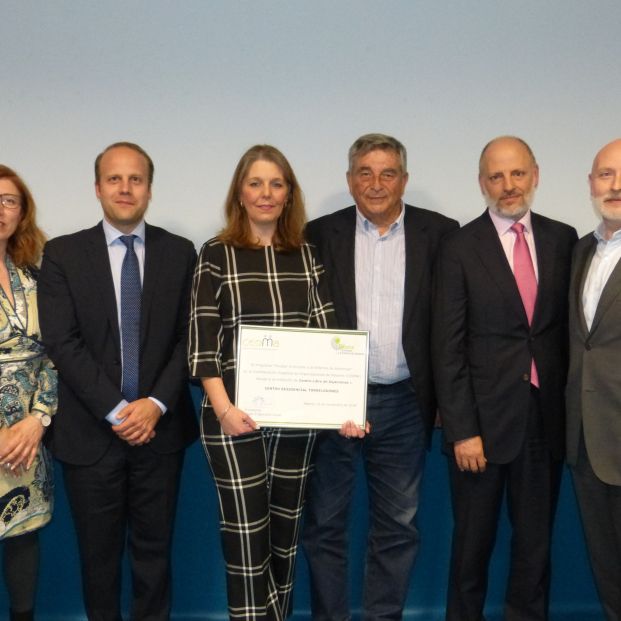 De izquierda a derecha: María Antonia Mora, concejala de desarrollo local y festejos del Ayuntamiento de Torrelodones, Guzmán Bordallo, director de zona de Sanitas Mayores, Eva María Gandul, directora de Sanitas Residencial Torrelodones, Juan Manuel Martínez, presidente de Ceoma; Pedro Sánchez Soro, director de Operaciones de Sanitas Mayores; y Pedro Cano, director de Innovación Médica de Sanitas Mayores