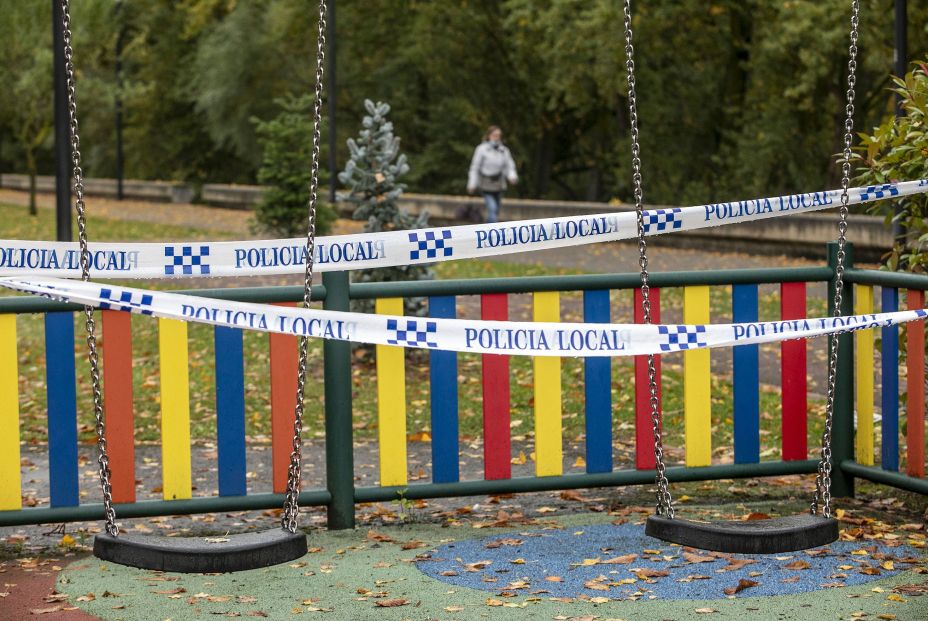EuropaPress 3386274 parque infantil precintado policia local castilla leon espana 21 octubre