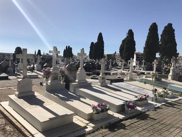  La muerte tiene un precio. Un sepelio básico cuesta unos 3.500 euros y uno medio ronda los 6.500. Cementerio de La Soledad en Huelva. Foto  Europa Press