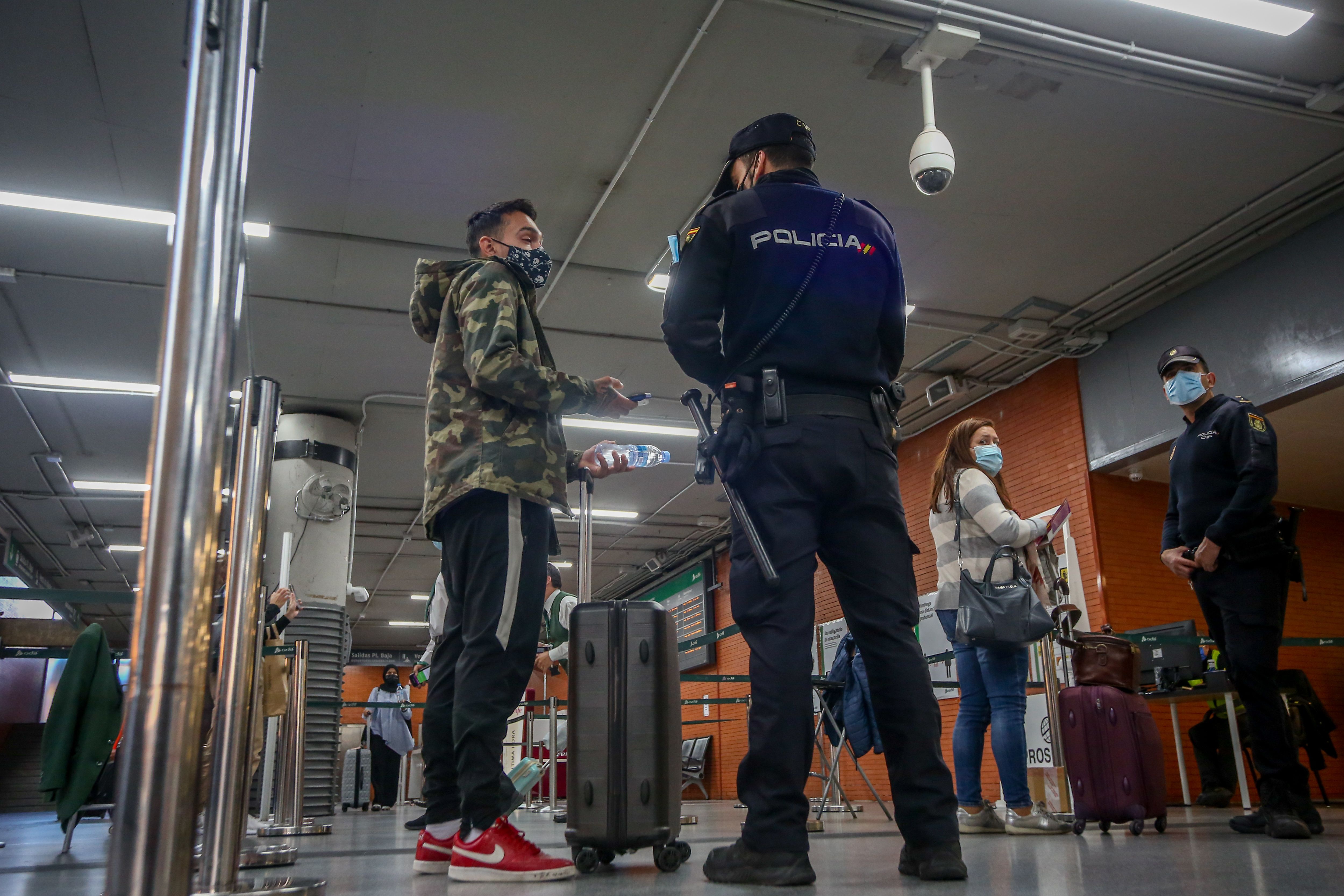 Madrid prohíbe las reuniones de no convivientes entre las 00.00 y las 6.00 horas