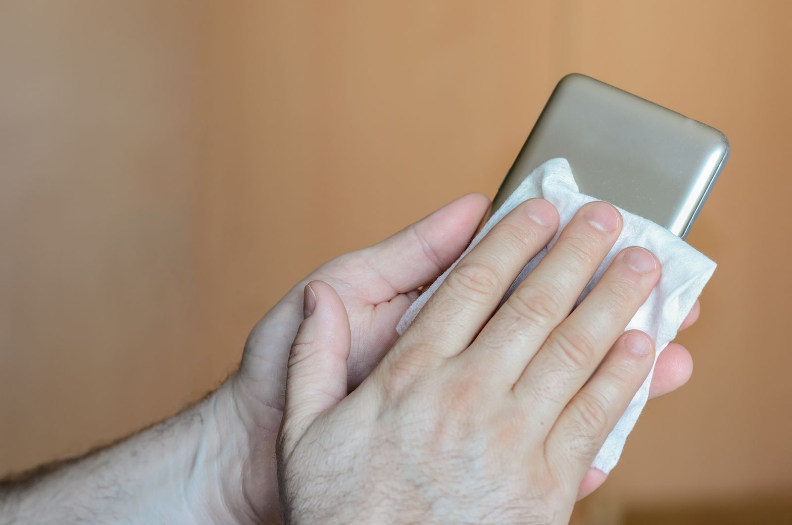 Cómo desinfectar el teléfono móvil de gérmenes
