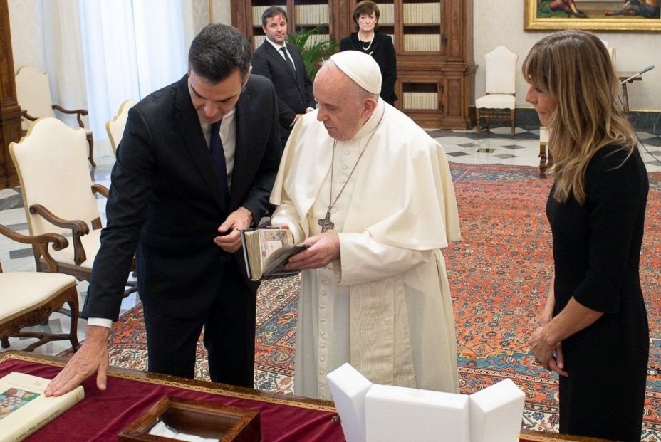 EuropaPress 3392989 presidente gobierno pedro sanchez intercambia regalos papa visita vaticano
