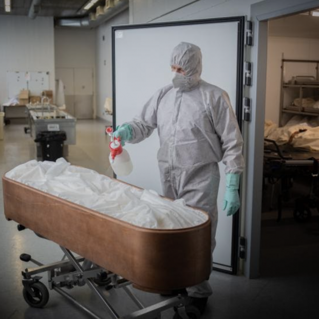Operario del Crematorio de Girona desinfecta un cadáver con Covid-19 y su ataúd. Foto: Europa Press