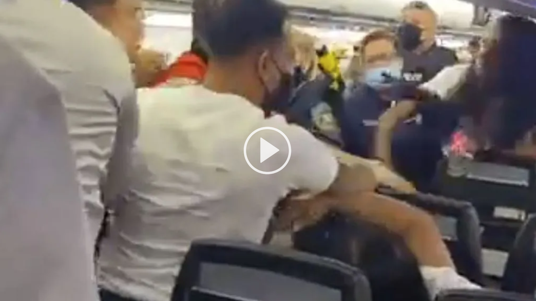 Brutal pelea en un avión por no querer ponerse mascarilla