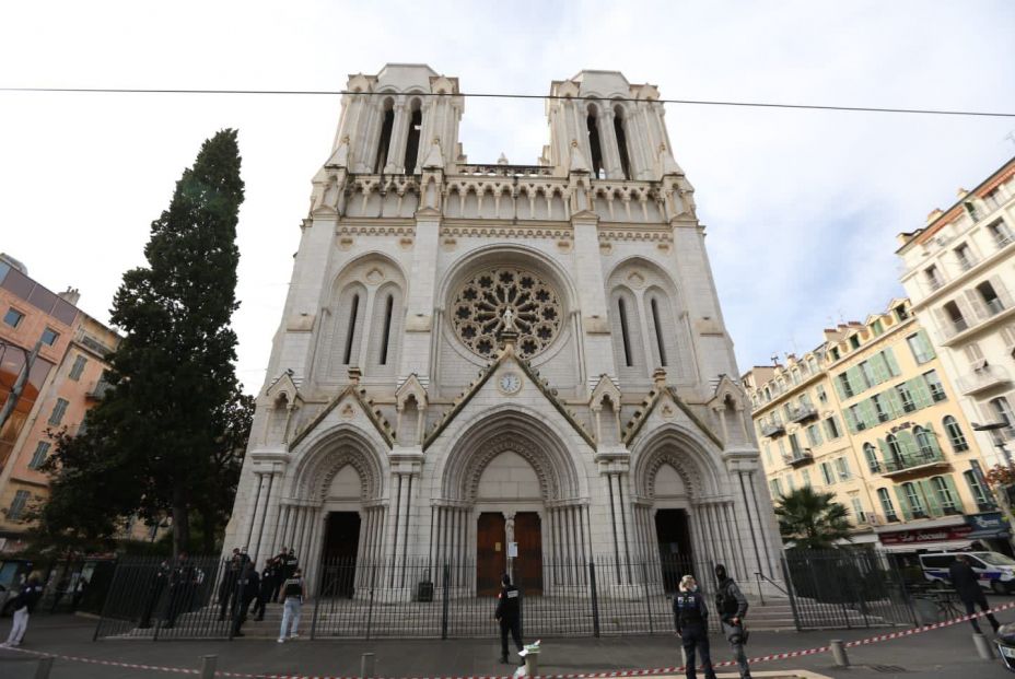 Tres muertos, entre ellos una mujer decapitada, en un ataque terrorista en una iglesia de Niza
