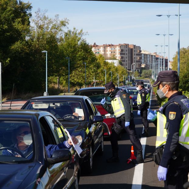 ¿Se puede atravesar con el coche una comunidad confinada para ir a otra?