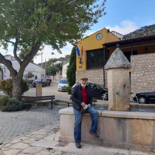 Antonio Alonso. Alcalde de Caspueñas, frente al Ayuntamiento del municipio alcarreño