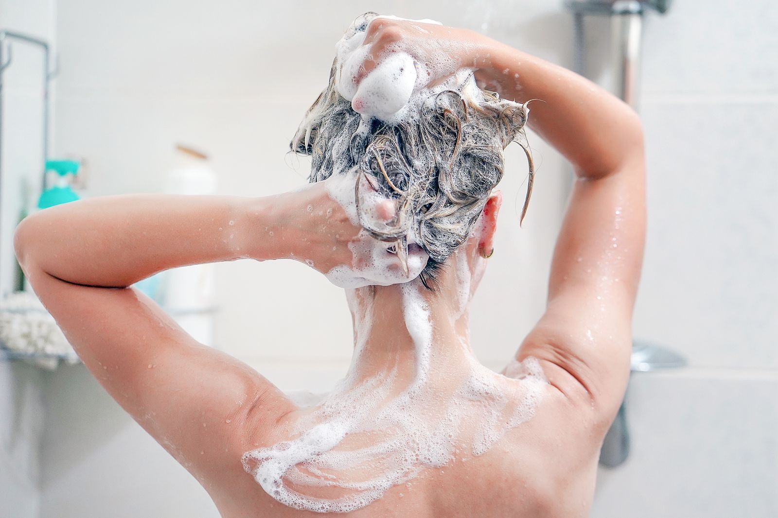 Así hay que lavarse el pelo, según los expertos